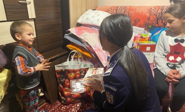 Cu ajutorul polițiștilor, Moșul a ajuns și la două familii din Cavnic