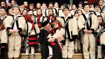 Momente Speciale: PS Părinte Iustin, Episcopul Maramureșului și Sătmarului, este înconjurat de copilași frumoși, care cântă colinde cu multă încântare!