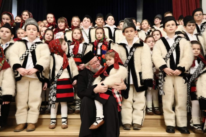 Momente Speciale: PS Părinte Iustin, Episcopul Maramureșului și Sătmarului, este înconjurat de copilași frumoși, care cântă colinde cu multă încântare!