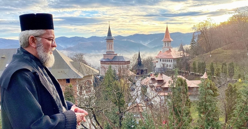 Clipe speciale: PS Părinte Iustin, Episcopul Maramureșului și Sătmarului, la Rohia, înaintea sfintelor sărbători! Astfel, s-a recules și s-a rugat!