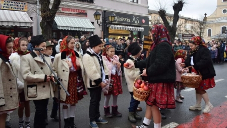 În 27 decembrie 2022: Tradițiile și artiști cu colinda autentică au făcut sărbătoarea frumoasă, la Marmația, arhaicele obiceiuri aducând încântare!