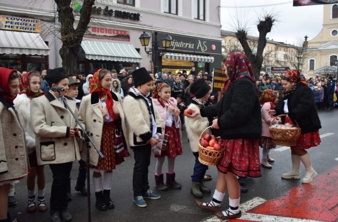 În 27 decembrie 2022: Tradițiile și artiști cu colinda autentică au făcut sărbătoarea frumoasă, la Marmația, arhaicele obiceiuri aducând încântare!
