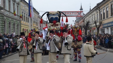 În 27 decembrie 2022: Vor urca artiști foarte iubiți de publicul din județul Maramureș, la Festivalul „Marmația”! Un mare cântăreț invitat special!
