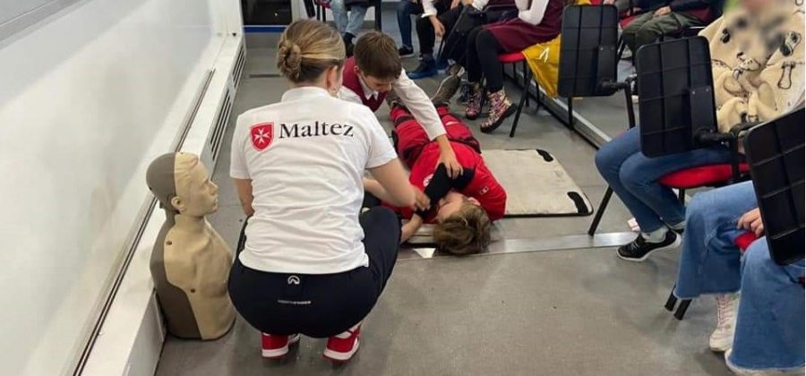 Prim ajutor în școli: Elevii din Maramureș sunt instruiți în cadrul unor ateliere speciale de „maltezii” voluntari, iată aici totul despre activități!