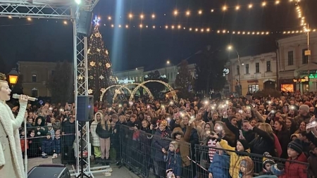O poveste de Crăciun din județul Maramureș: În municipiul Sighetu Marmației a început sărbătoarea! Elena Gheorghe încântată de primirea călduroasă!