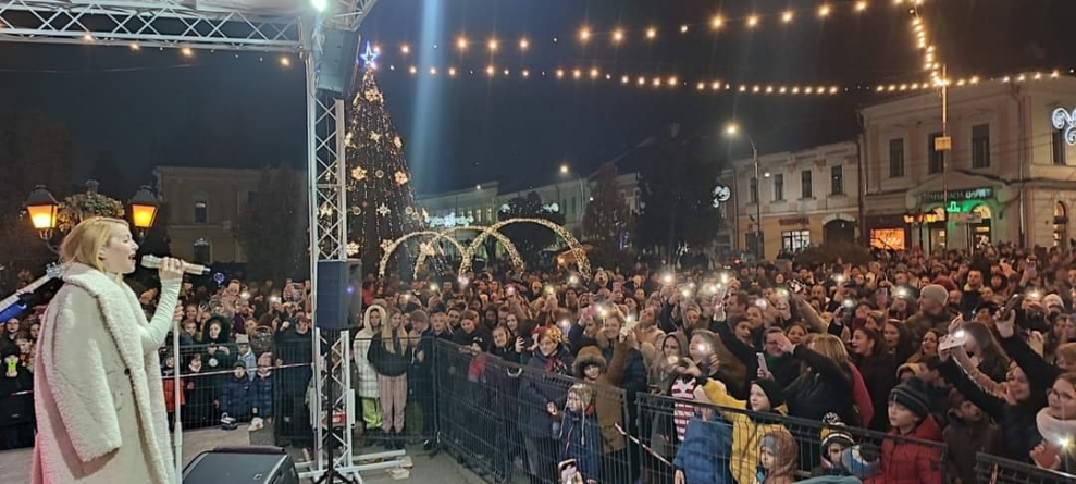 O poveste de Crăciun din județul Maramureș: În municipiul Sighetu Marmației a început sărbătoarea! Elena Gheorghe încântată de primirea călduroasă!