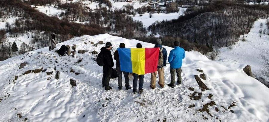 Steag arborat cu mândrie: Pe înălțimile maramureșene, ziua specială a venit cu simbolul românesc, amplasat în glorie! Care sunt curajoșii în județ!