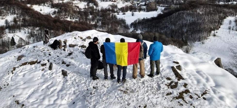 Steag arborat cu mândrie: Pe înălțimile maramureșene, ziua specială a venit cu simbolul românesc, amplasat în glorie! Care sunt curajoșii în județ!