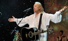 Emblematicul Ștefan Hrușcă își serbează ziua de naștere, rămânând vocea inconfundabilă a colindului românesc