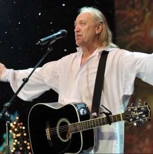 Emblematicul Ștefan Hrușcă își serbează ziua de naștere, rămânând vocea inconfundabilă a colindului românesc