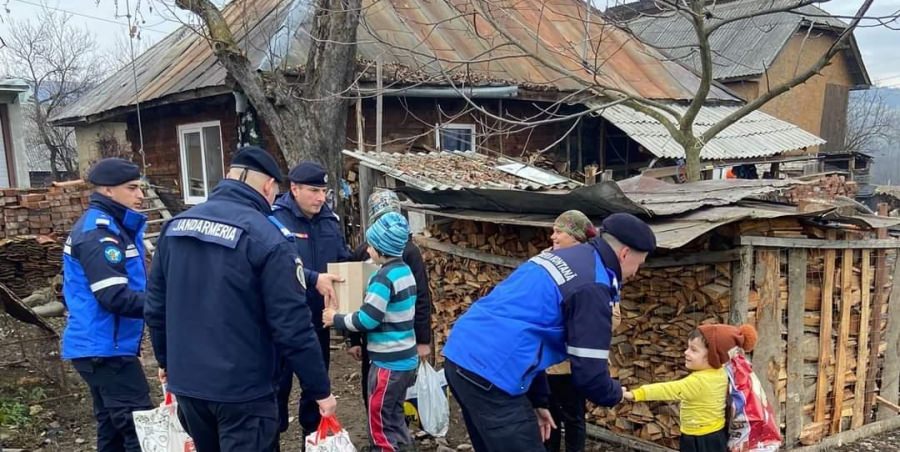 De Sfântul Nicolae: O familie din Rogoz a primit un strop de bucurie din partea jandarmilor