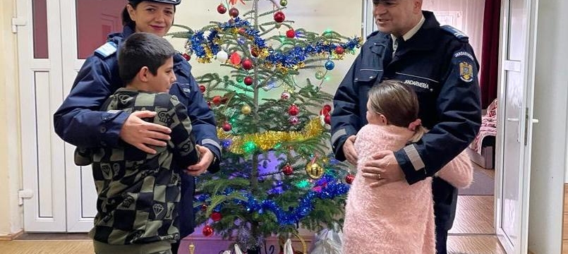 Jandarmii, ajutoarele lui Moș Crăciun în prag de sărbători