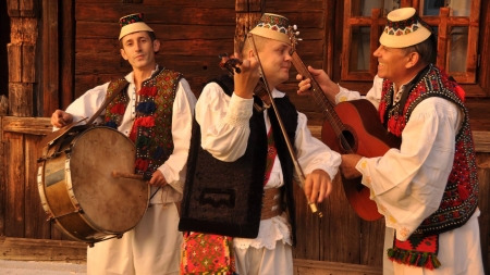 La finalul săptămânii: În Copalnic-Mănăștur se anunță joc cu ceteră, contră și gordună, cu hori vechi și voie bună