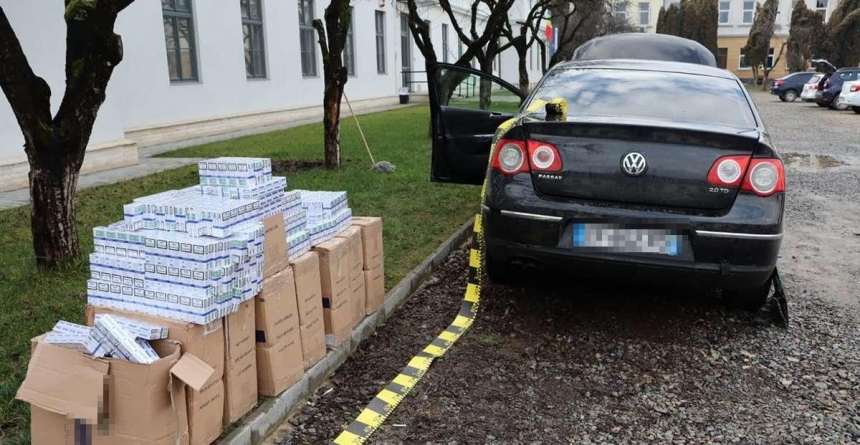 Peste 5.400 de pachete cu țigări au fost descoperite într-un autoturism din Sighetu Marmației