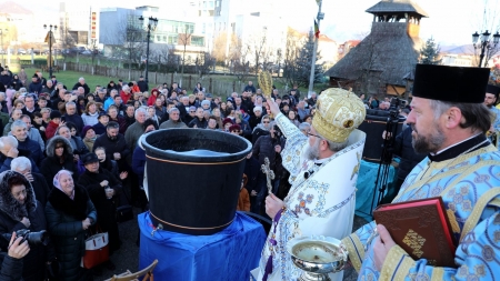 Catedrala Episcopală din Baia Mare a pus la dispoziția credincioșilor peste 15.000 de sticle cu Aghiasma Mare