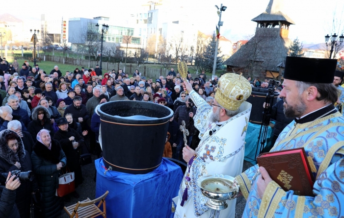 Catedrala Episcopală din Baia Mare a pus la dispoziția credincioșilor peste 15.000 de sticle cu Aghiasma Mare