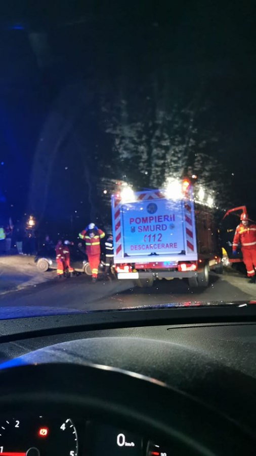 Accident în Groși: Un microbus și un autoturism au intrat în coliziune; Mai multe persoane implicate