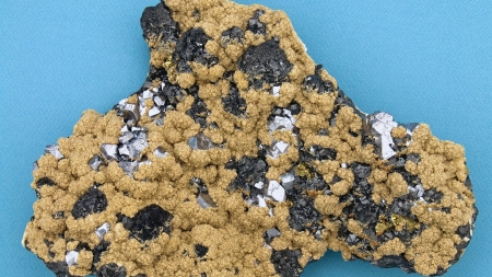 Galenă, blendă, calcit, calcopirită este exponatul săptămânii la Muzeul de Mineralogie Baia Mare