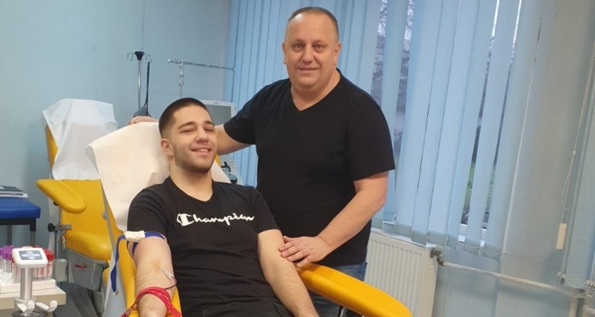 Generozitate: De ziua sa a donat sânge pentru a 201-a oară; Fiul său i-a urmat exemplul