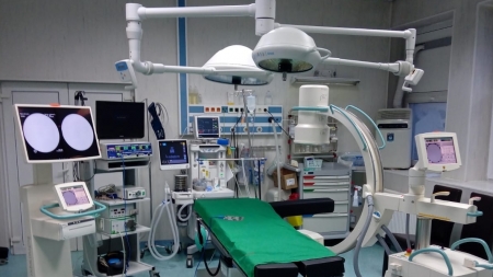 Operație de mare amploare la Spitalul Județean Baia Mare; Unei fete de 15 ani i s-au extirpat în același timp operator două tumori osoase