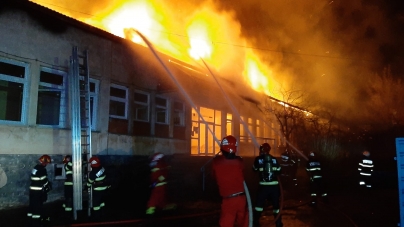 Incendiu la acoperișul cantinei Colegiului Transilvania din Baia Mare (FOTO și VIDEO)