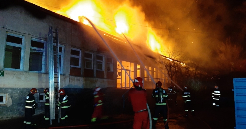 Incendiu la acoperișul cantinei Colegiului Transilvania din Baia Mare (FOTO și VIDEO)