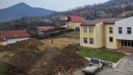În Orașul Baia Sprie: Investiții în educație la Școala Gimnazială, la nivelul terenului multisport și interior, la sălile de clasă din unitate!