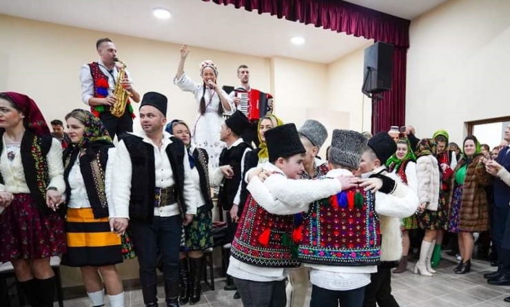 Mica Unire în Berbești: Au urcat artiști foarte iubiți de publicul din județul Maramureș, pe scenă, cu ocazia inaugurării căminului din localitate!