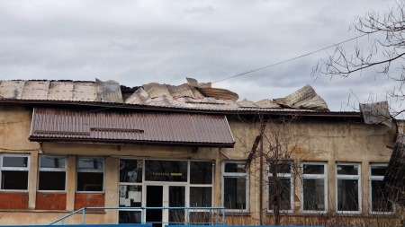 A ars acoperișul cantinei: Iată cum arată acum clădirea Liceului Tehnologic Transilvania Baia Mare, în urma incendiului! Anchetă a responsabililor!