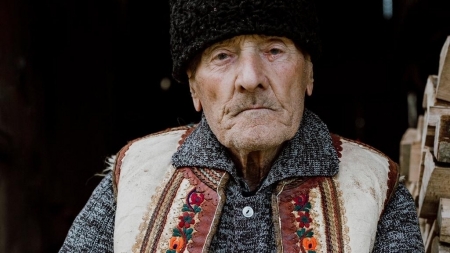 „Cu Denis prin Maramureș”: Despre pieptarul purtat de zi cu zi de țăranii maramureșeni de pe Valea Vișeului și a Izei