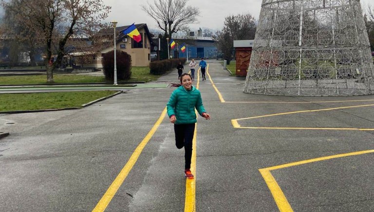 Baia Mare în mișcare pentru mica artistă a sportului: Sara Nicole Sitar, adevărată campioană, ajutată prin alergare să își îndeplinească o dorință!