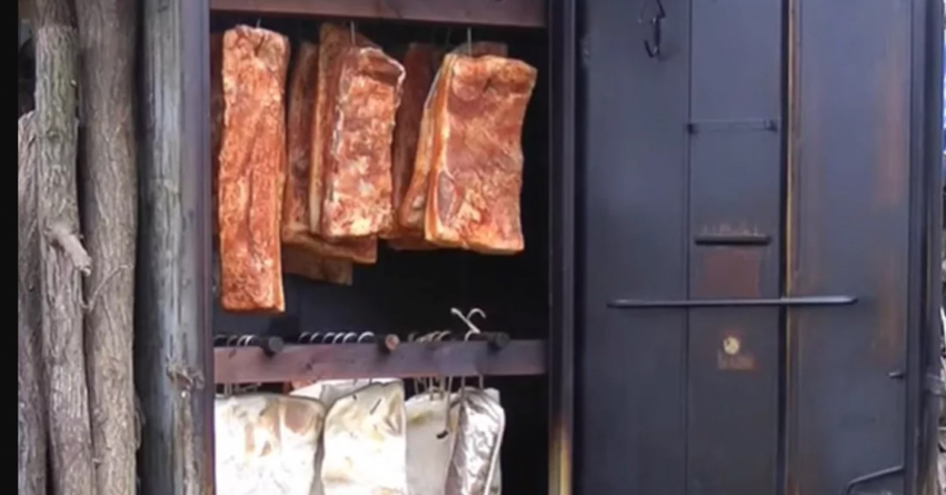 A furat slănina unui consătean, a vândut-o și a băut banii