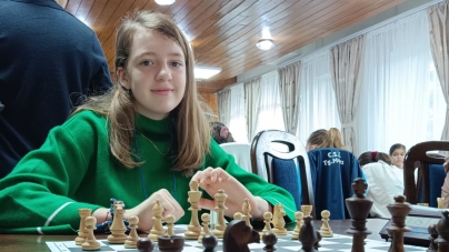 Start promițător de 2023: Sara Șunea, artista sportului minții, a obținut o mare performanță, medalie de argint, la o categorie mai mare ca vârsta!