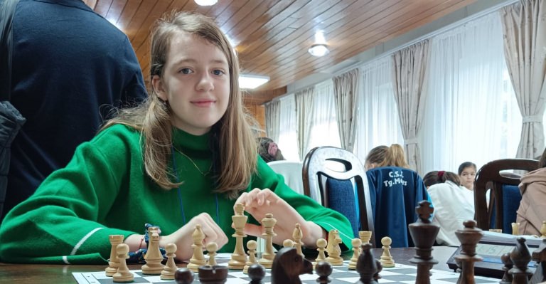 Start promițător de 2023: Sara Șunea, artista sportului minții, a obținut o mare performanță, medalie de argint, la o categorie mai mare ca vârsta!