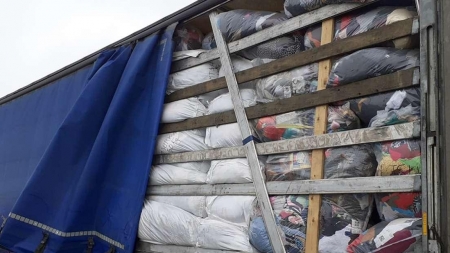 Peste 34 de tone de produse second hand au fost oprite la intrarea în ţară; O parte trebuiau să ajungă la o asociație din Maramureș