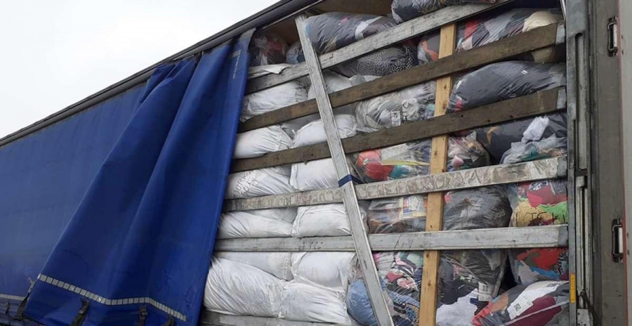 Peste 34 de tone de produse second hand au fost oprite la intrarea în ţară; O parte trebuiau să ajungă la o asociație din Maramureș