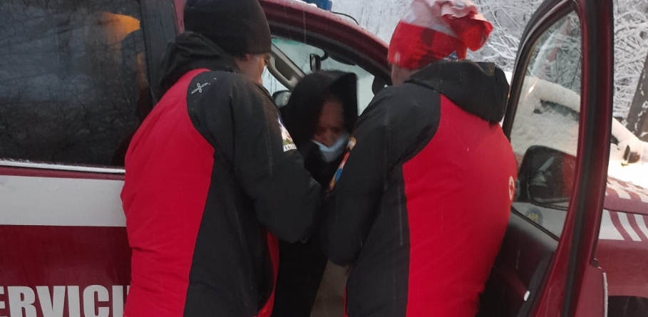 Salvamontiștii maramureșeni au intervenit la o femeie de 79 de ani, cu probleme medicale, aflată într-o zonă fără acces auto