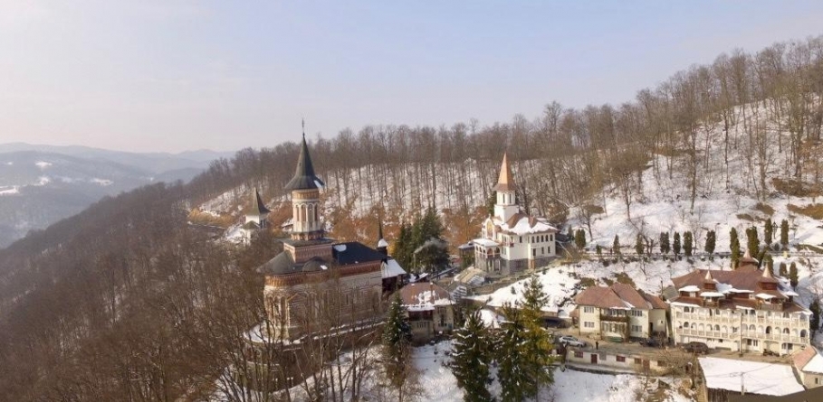 În această duminică: Sfânta Liturghie arhierească la Mănăstirea Rohia și Parastas pentru arhimandrit Serafim Man