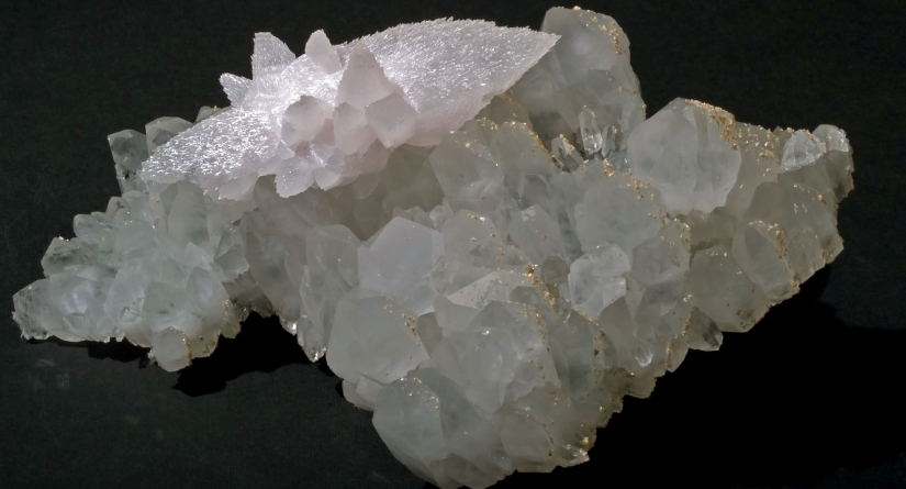 Calcit, cuarţ din Mina Cavnic este exponatul săptămânii la Muzeul de Mineralogie din Baia Mare