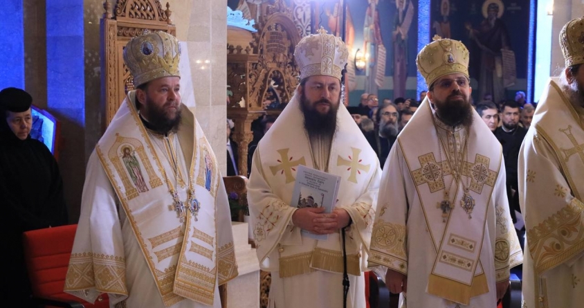 În această duminică: PS Timotei Sătmăreanul a slujit în sobor de arhierei la Catedrala „Adormirea Maicii Domnului” din Deva