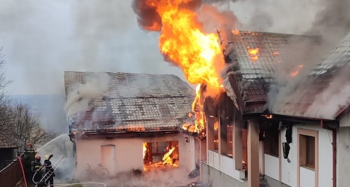 Apel umanitar pentru familia din Recea a cărei casă a fost mistuită de un incendiu zilele trecute