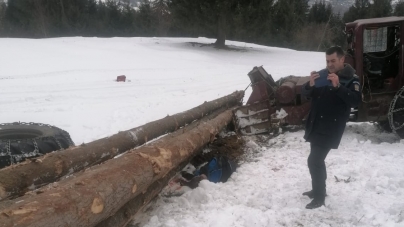 Tragedie la Moisei: Bărbat decedat după ce a fost prins sub lemnele pe care le transporta cu tractorul