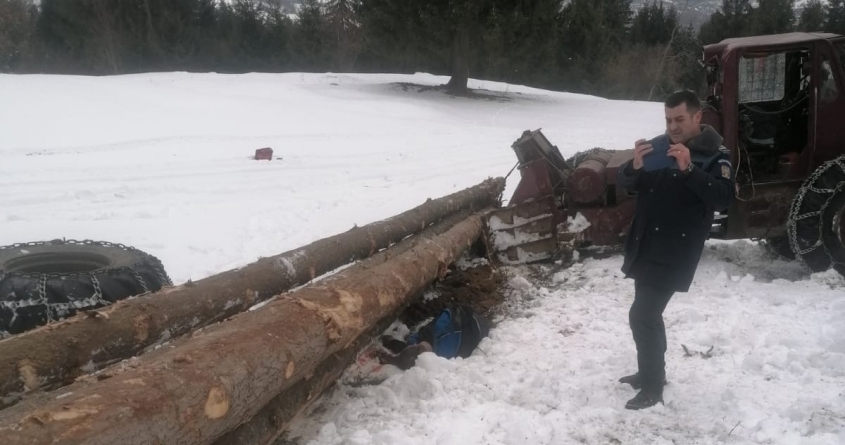 Tragedie la Moisei: Bărbat decedat după ce a fost prins sub lemnele pe care le transporta cu tractorul