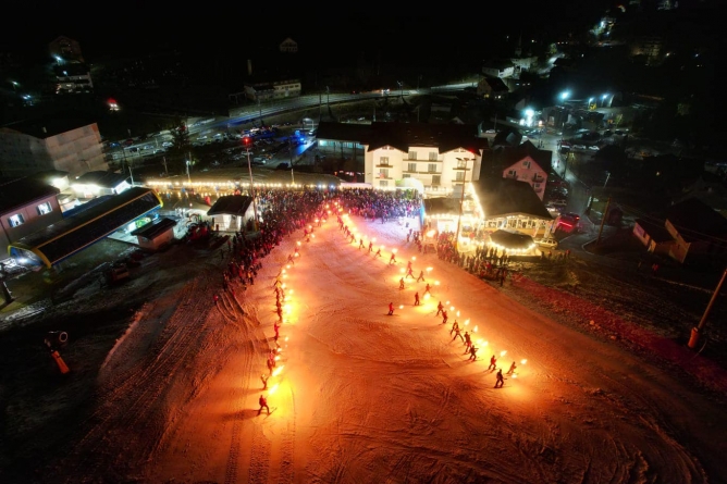 Campionatul Național Schi Alpin găzduit de Borșa: Festivitate impresionantă de deschidere cu flacăra olimpică, aprinsă în mod simbolic în stațiune!