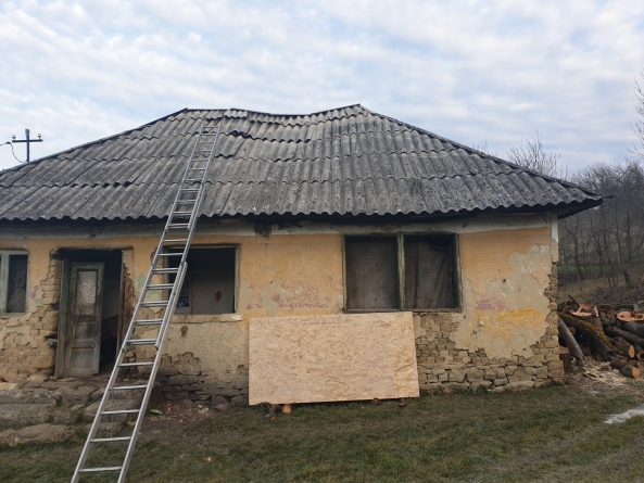 Apel caritabil în colectivitate: Visul unei familii din Maramureș este să aibă acoperișul locuinței lor reabilitat! Să îndeplinim dorința împreună!