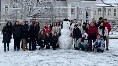 Când educația chiar contează: Dirigenție în Maramureș pentru dezvoltarea la tineri de abilități esențiale! Omul de zăpadă și motivația activității!