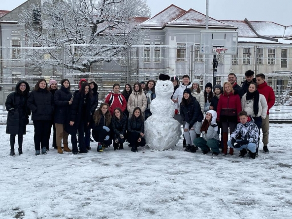 Când educația chiar contează: Dirigenție în Maramureș pentru dezvoltarea la tineri de abilități esențiale! Omul de zăpadă și motivația activității!