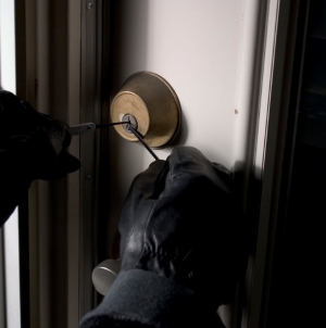 Furt calificat. O femeie a fost reținută, cu propunere de arestare preventivă