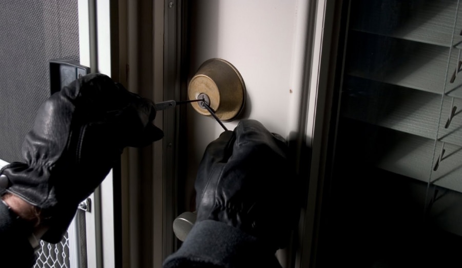 Furt calificat. O femeie a fost reținută, cu propunere de arestare preventivă