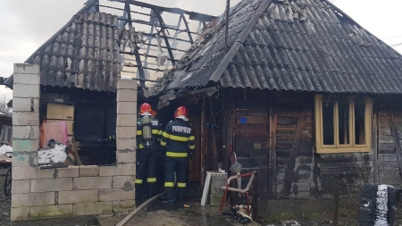 Un apel la solidaritate în comunitatea maramureșeană: Un bărbat are nevoie de sprijinul nostru! În mijlocul iernii, i-au ars casa și bunurile!